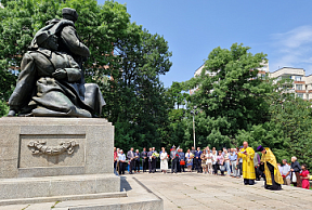 пред паметник-костница на съветски войници в столичния квартал “Лозенец” се състоя лития в памет на загиналите по време на Великата Отечествена война 1941-1945 г.
